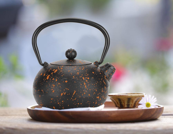 Ceasca de ceai inconjurata de frunze de ceai